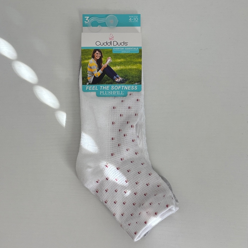 3 pack Cuddl Duds Women Plushfill White Socks with Red Dots